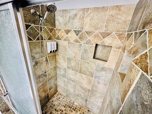Sleep 10 Newly Listed Vacation Home in Acworth near many restaurants & groceries