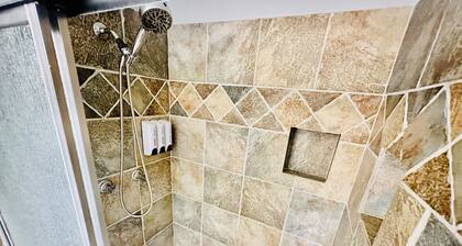 Sleep 10 Newly Listed Vacation Home in Acworth near many restaurants & groceries