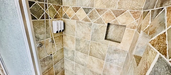 Sleep 10 Newly Listed Vacation Home in Acworth near many restaurants & groceries