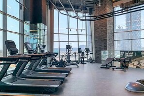 Fitness studio - Spacious 1bedroom, Burj Views, Infinity Pool & Jacuzzi (Dubai)
