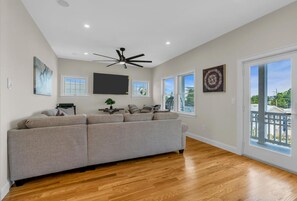 Smart TV, chimenea, reproductor de DVD y tenis de mesa 