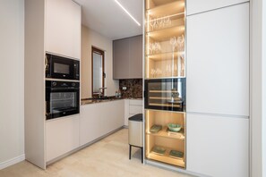 Kjøleskap, ovn, kokeplater og oppvaskmaskin