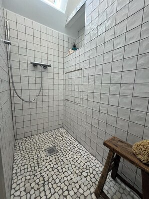 Haartrockner, Handtücher, Seife, Toilettenpapier