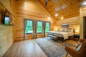 3 bedrooms, desk, free WiFi, bed sheets - Stylish Cabin Near Broken Bow Lake & Casino + Firewood Provided (Broken Bow)