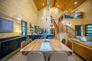 Dining - Stylish Cabin Near Broken Bow Lake & Casino + Firewood Provided (Broken Bow)