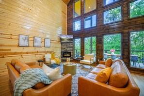 Smart TV, fireplace, stereo - Stylish Cabin Near Broken Bow Lake & Casino + Firewood Provided (Broken Bow)