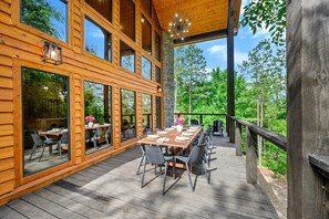 Outdoor dining - Stylish Cabin Near Broken Bow Lake & Casino + Firewood Provided (Broken Bow)