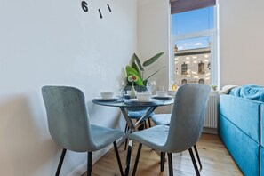 Dining - COSY 1 BED w/ LOFT | Sleeps 5 |Close To Stations | The Simpson’s Theme (London)