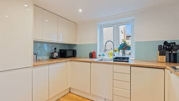 Coffee/tea maker, fridge, microwave, oven