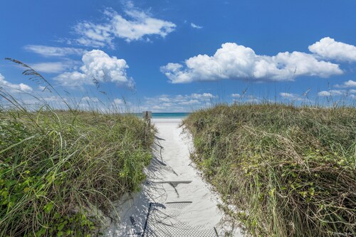 FREE Golf & Perks! Mariner West 107, Walk-in Shower, Heated Pool & Grills!