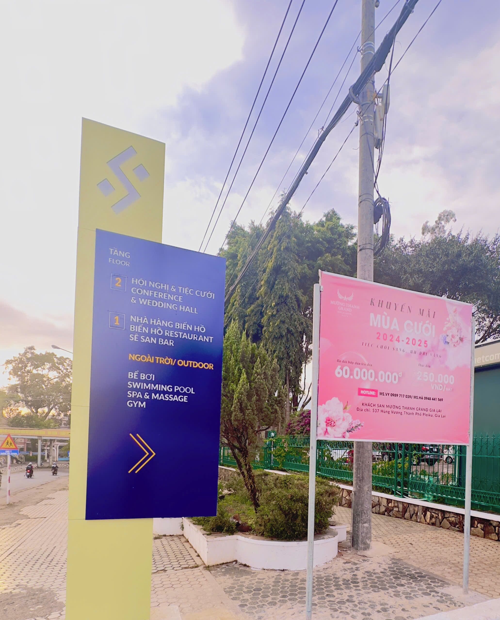 A sign with directions to various facilities including a restaurant, conference hall, and outdoor area.