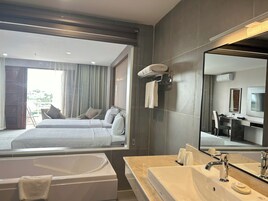 奢华客房, 城市景观 | 客房内保险箱、办公桌、笔记本电脑工作区、遮光窗帘