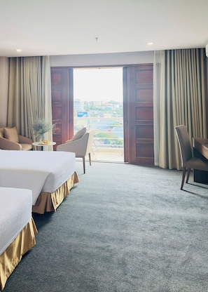 Habitación de lujo, vistas a la ciudad | Caja fuerte, escritorio, espacio para trabajar con un portátil