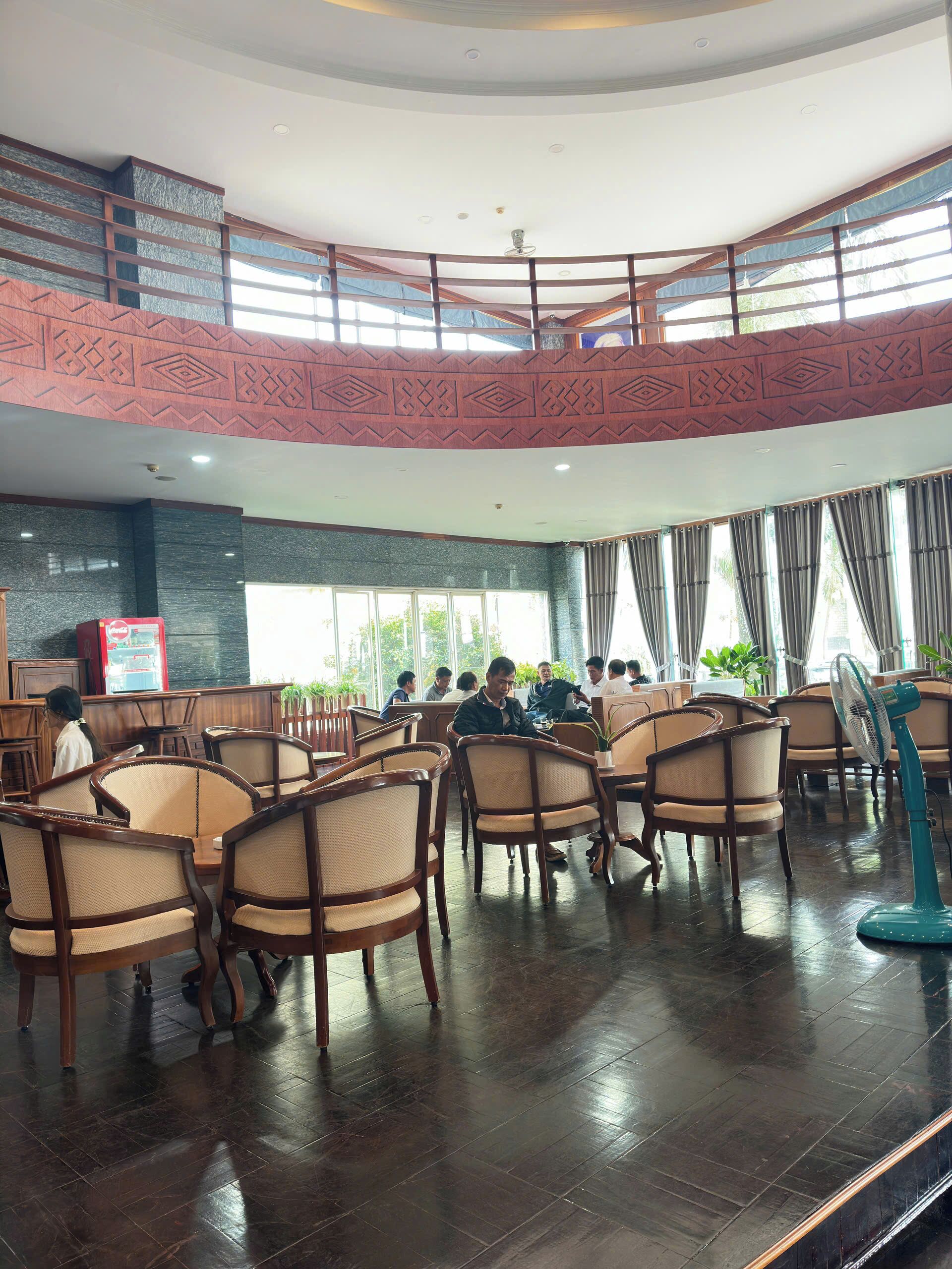 Amplio espacio interior con asientos escalonados y una mesa central, probablemente un área para comer o reuniones.