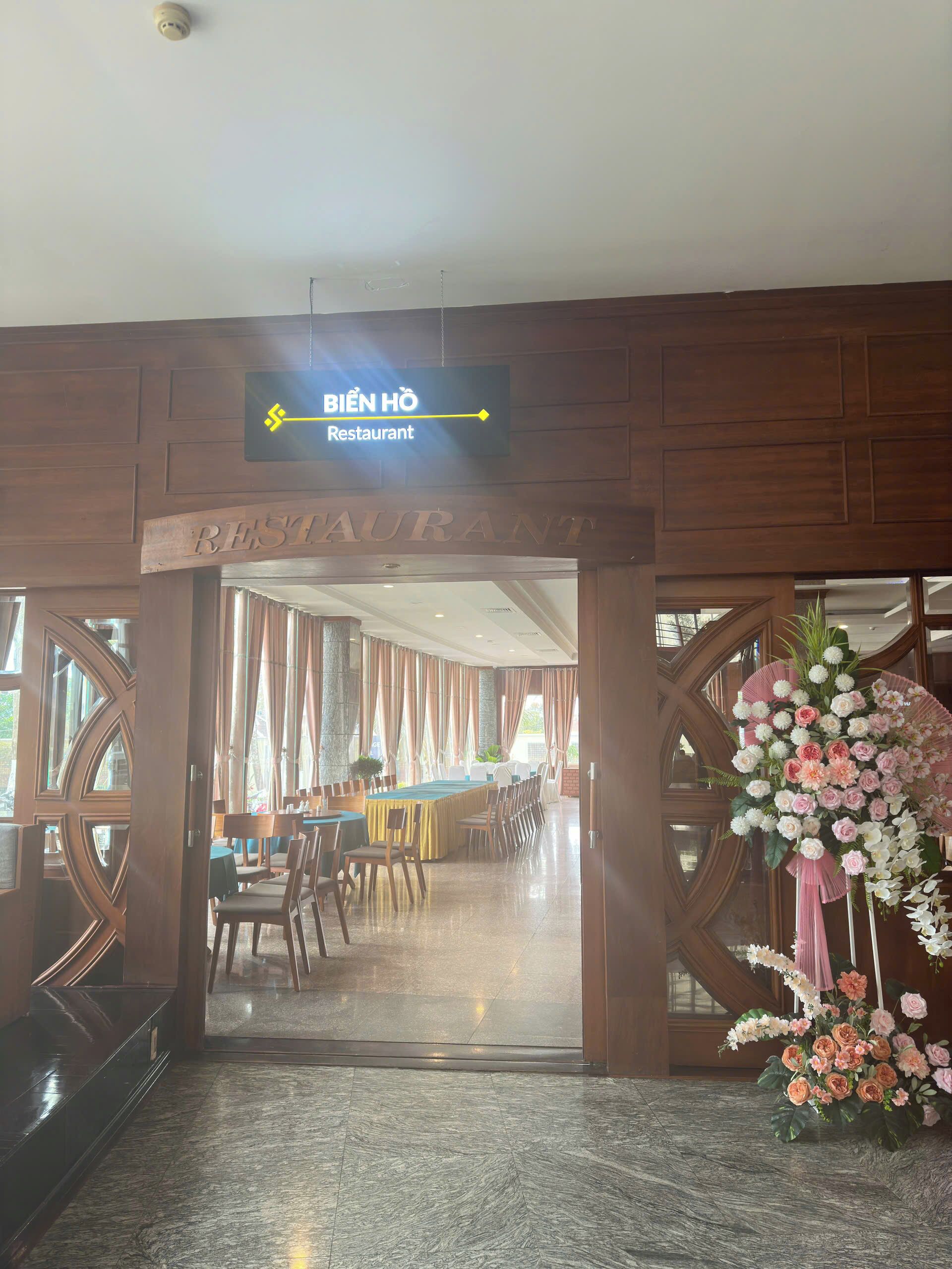 Melayani sarapan, makan siang, dan makan malam