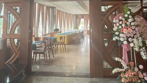 A restaurant entrance with a sign indicating direction to the restaurant. - Muong Thanh Grand Gia Lai (Pleiku)