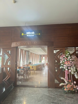 Serveert ontbijt, lunch en diner