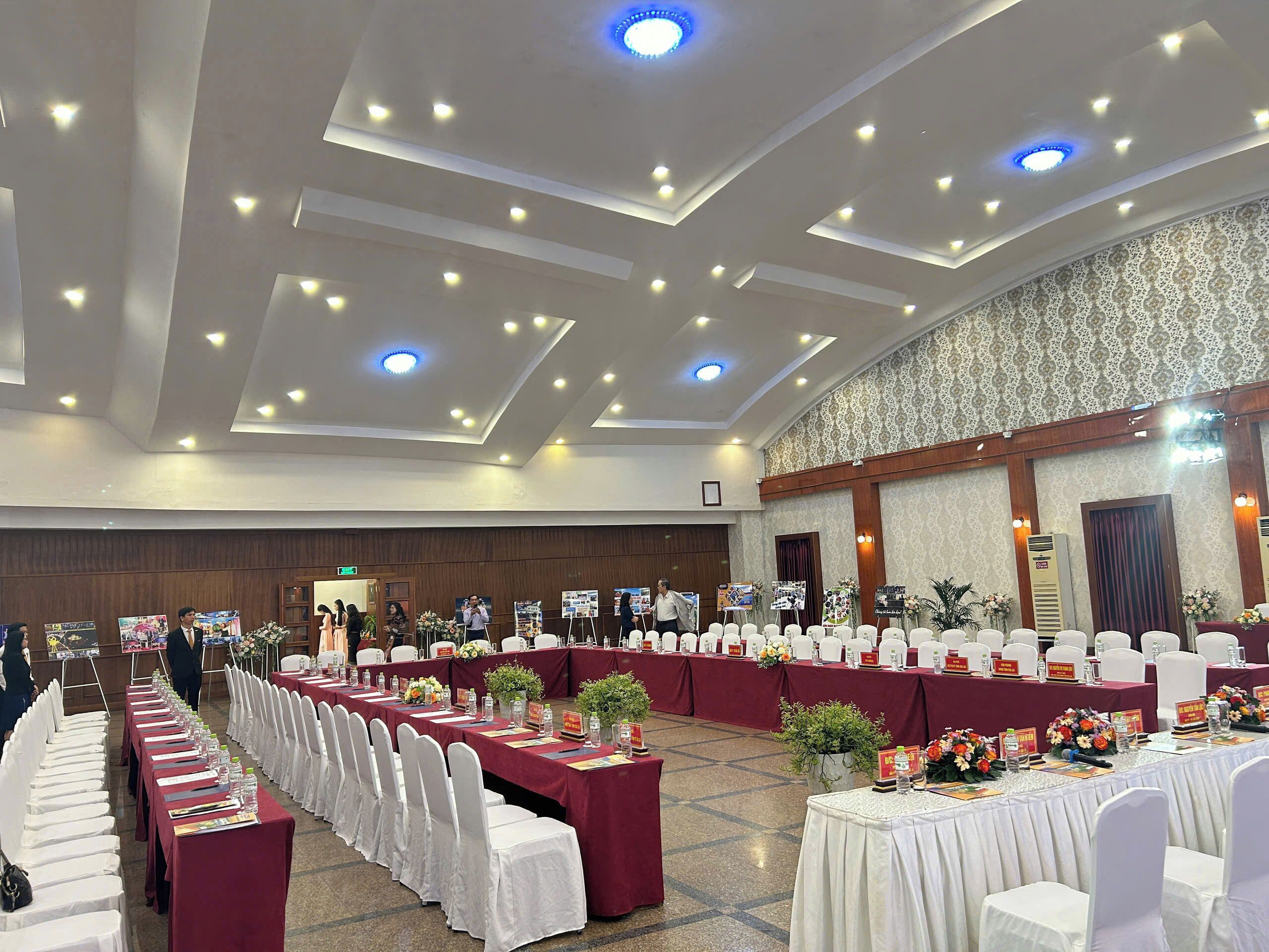 Phục vụ bữa sáng, bữa trưa và bữa tối 