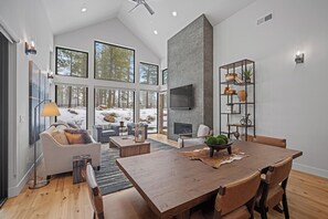 Télévision, cheminée