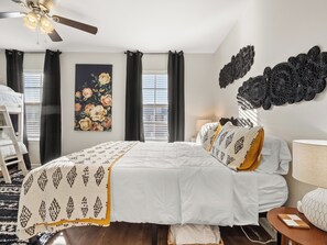 2 Schlafzimmer, Schreibtisch, Bügeleisen/Bügelbrett, Reisekinderbett