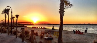 Peacock Palace Townhome - Near Casinos & Golf - Sleeps 8