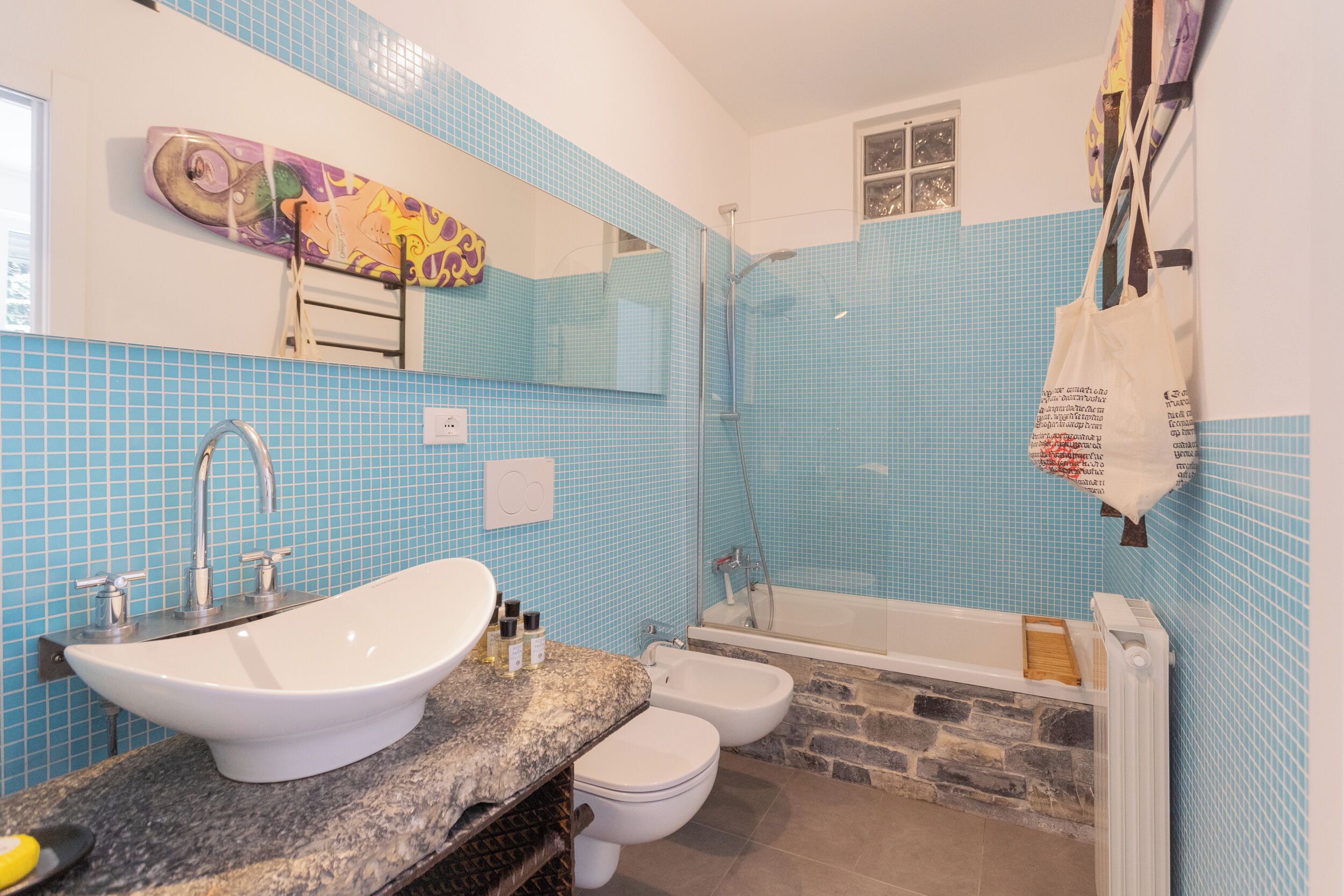 Un bagno con una vasca freestanding, un lavandino e un water.