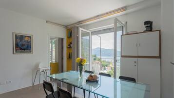 ์ํํธ (2 Bedrooms) | ๊ฑฐ์ค ๊ณต๊ฐ | ์ผ์ด๋ธ ์ฑ๋ ์์ฒญ์ด ๊ฐ๋ฅํ 32์ธ์น TV