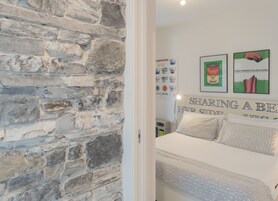 2 habitaciones y espacio para trabajar con laptop