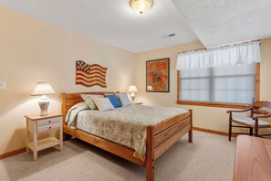 5 slaapkamers, een bureau, een strijkplank/strijkijzer, wifi