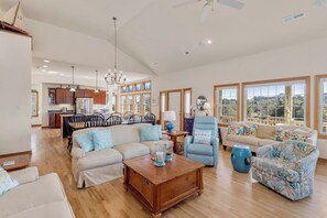 Smart-tv, een open haard, een dvd-speler en tafelvoetbal