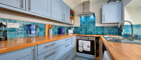 Jääkaappi, uuni, astianpesukone, vedenkeitin