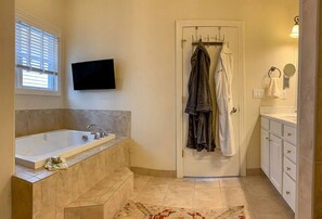 Sèche-cheveux, serviettes fournies, savon, papier toilette