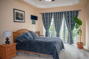 Bureau, fer et planche à repasser, Wi-Fi gratuit, draps fournis