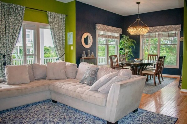 Smart TV, chimenea, libros y estéreo 