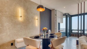 A modern dining area with a round table, chairs, and a pendant light. - Sleek Reforma Studio · Pool, Gym & Skyline (Ciudad de México)