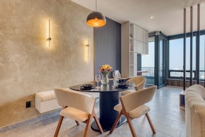 A modern dining area with a round table, chairs, and a pendant light. - Sleek Reforma Studio · Pool, Gym & Skyline (Ciudad de México)