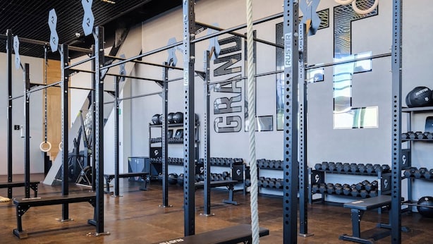 A gym with weightlifting equipment, benches, and dumbbells. - Sleek Reforma Studio · Pool, Gym & Skyline (Ciudad de México)