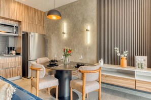 Dining - Reforma Studio · Pool, Gym & Revolución Views (Ciudad de México)
