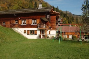 Exterior - Ground floor, view mountain, balcony, fireplace or stove, parking, ski locker, 76m² (Le Grand-Bornand)