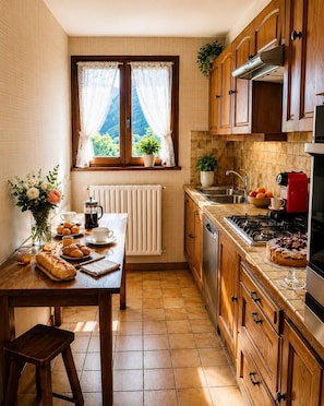 Wasserkocher mit Kaffee-/Teezubehör, Kühlschrank, Mikrowelle, Ofen