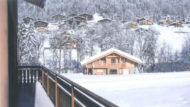 A snow-covered landscape with wooden cabins and a single cabin in the foreground. - 1st floor, balcony, fireplace or stove, parking, ski locker, 52m², Le Grand Bornand (Le Grand-Bornand)