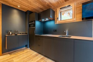 Kühlschrank, Mikrowelle, Wasserkocher mit Kaffee-/Teezubehör