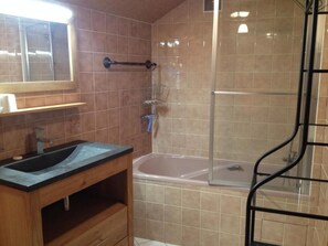 Shower - Wifi, 50m from resort center, 3rd floor, view mountain, balcony, parking, ski locker, 102m² (Le Grand-Bornand)
