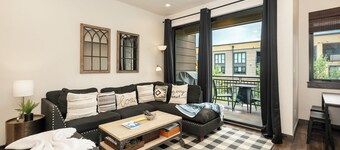 Downtown luxury 3 bedroom private hot tub