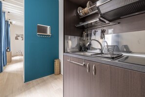 Stovetop, coffee/tea maker, dining tables