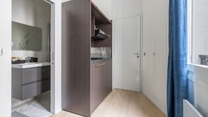 Une salle de bain moderne avec un lavabo en marbre et une armoire en bois.