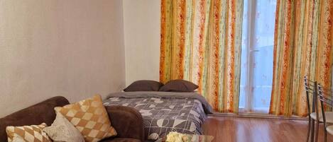 2 chambres, fer et planche à repasser, Wi-Fi, draps fournis