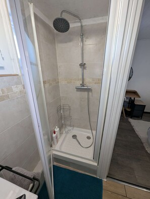 Douche, sèche-cheveux, serviettes fournies