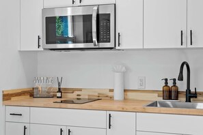 Refrigerador, microondas, parrilla de estufa y cafetera y tetera