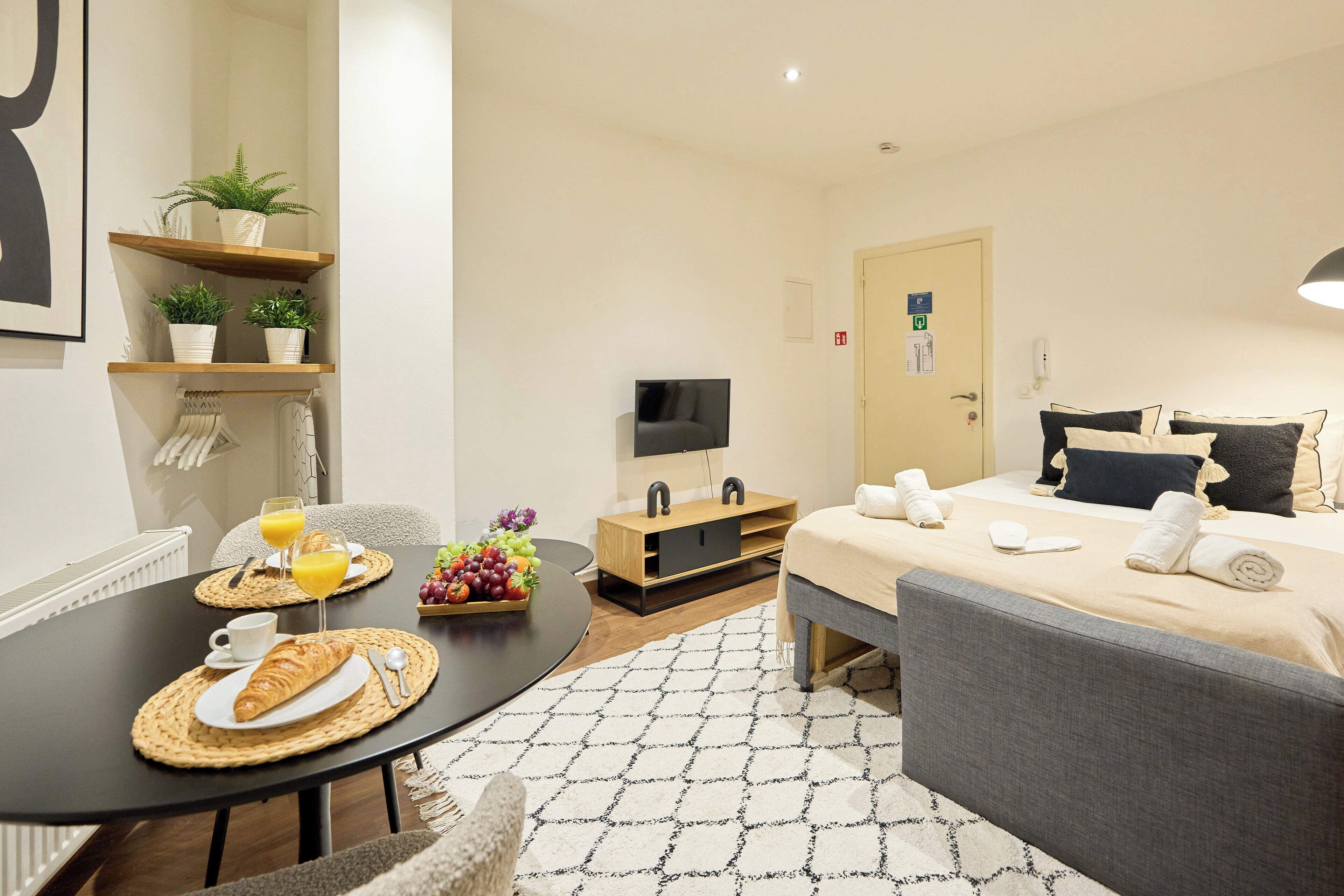 Fer et planche à repasser, Wi-Fi gratuit, draps fournis